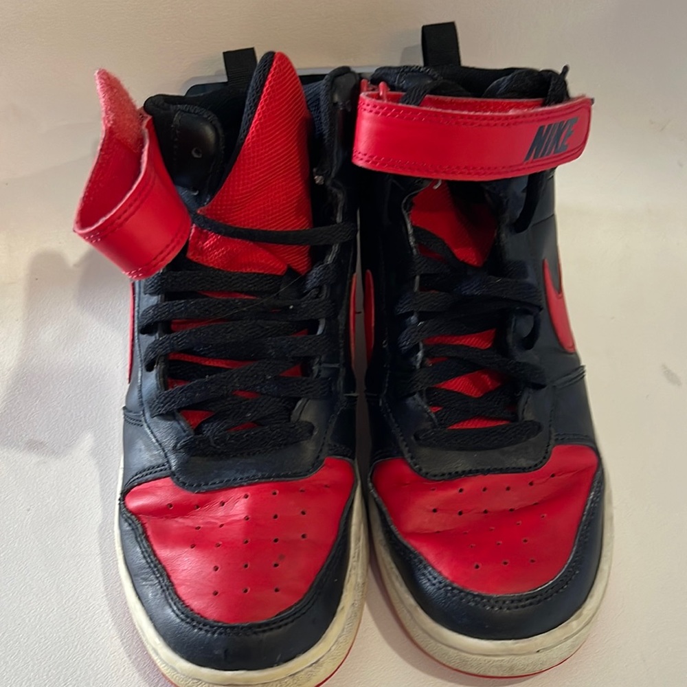 Nike black and red boys youth size 7